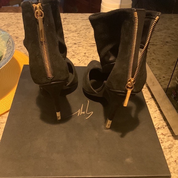 BNIB GIUSEPPE BLACK SHOE WITH GOLD ZIPPER IN BAVK AND GOLD HEEL TIP. SIZE 41 - Picture 5 of 6